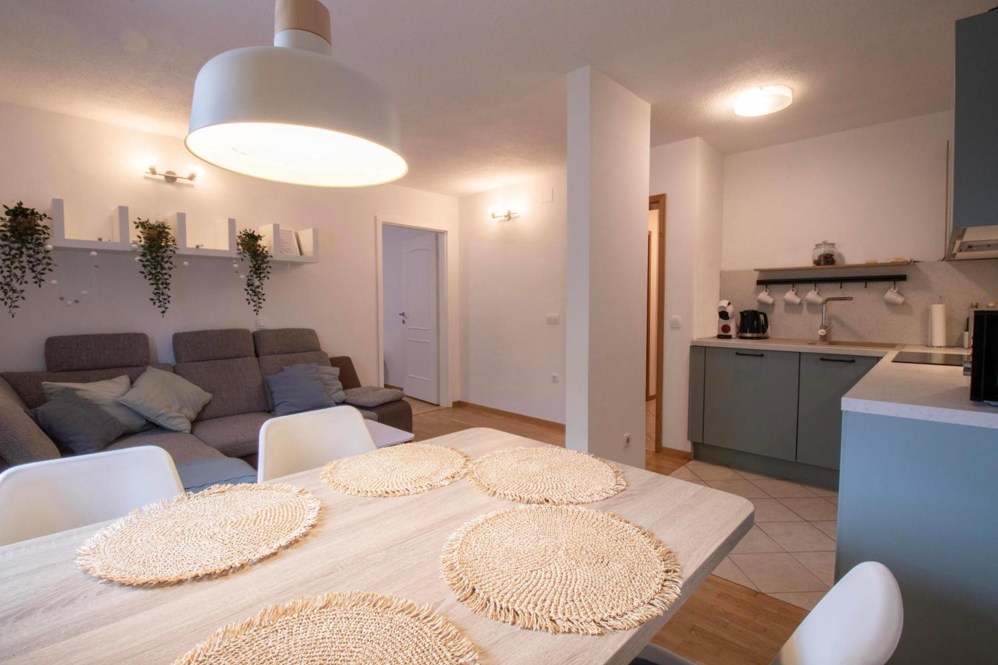 Apartment Above Lake Μπλεντ Εξωτερικό φωτογραφία